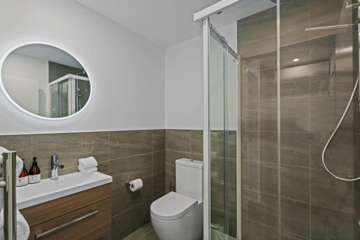 Alps And Lake Retreat Wanaka Albert Town Exterior photo