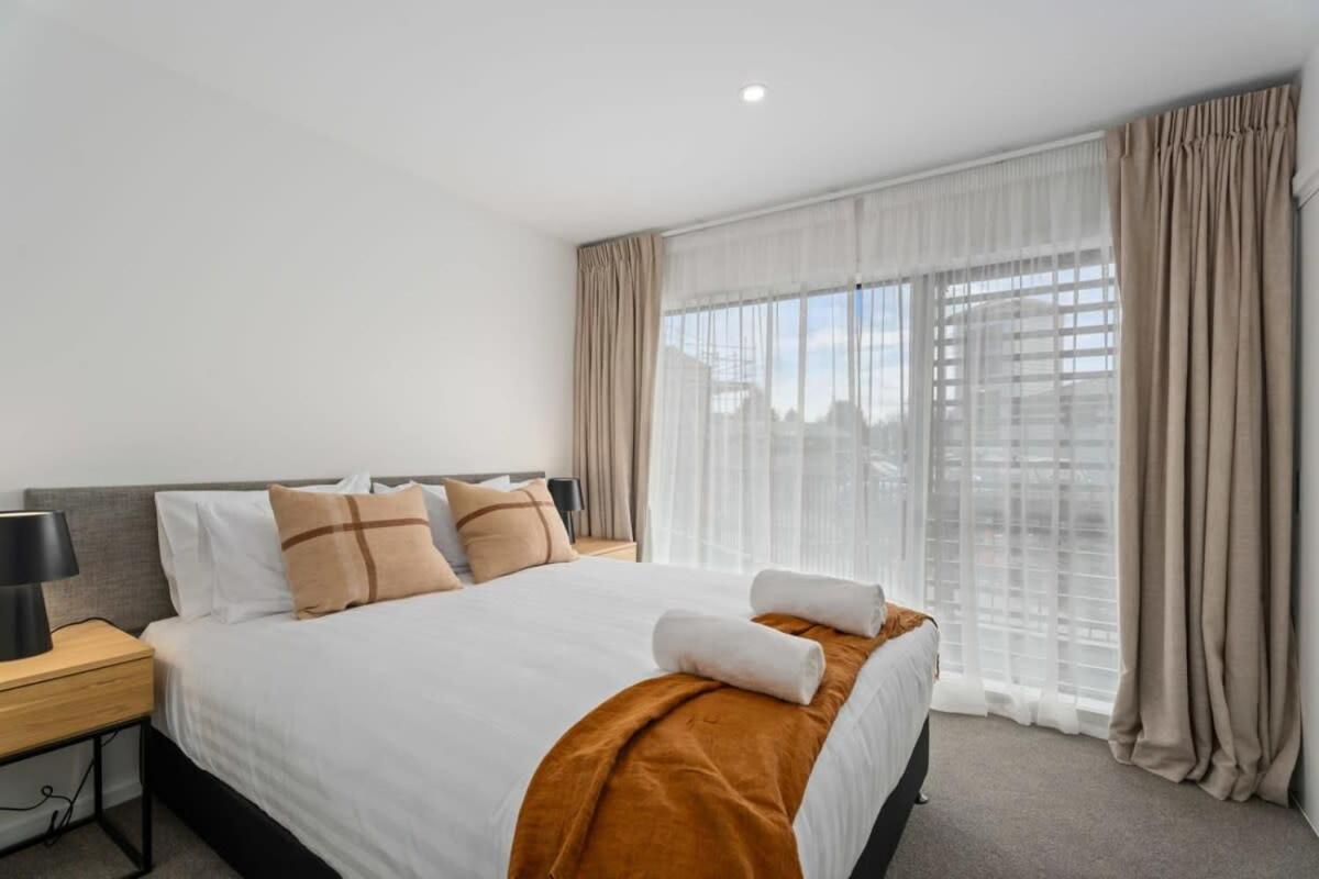 Alps And Lake Retreat Wanaka Albert Town Exterior photo