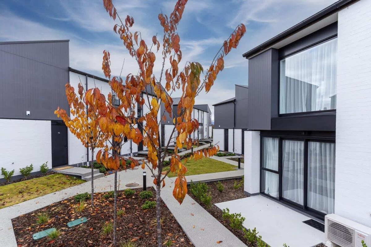 Alps And Lake Retreat Wanaka Albert Town Exterior photo