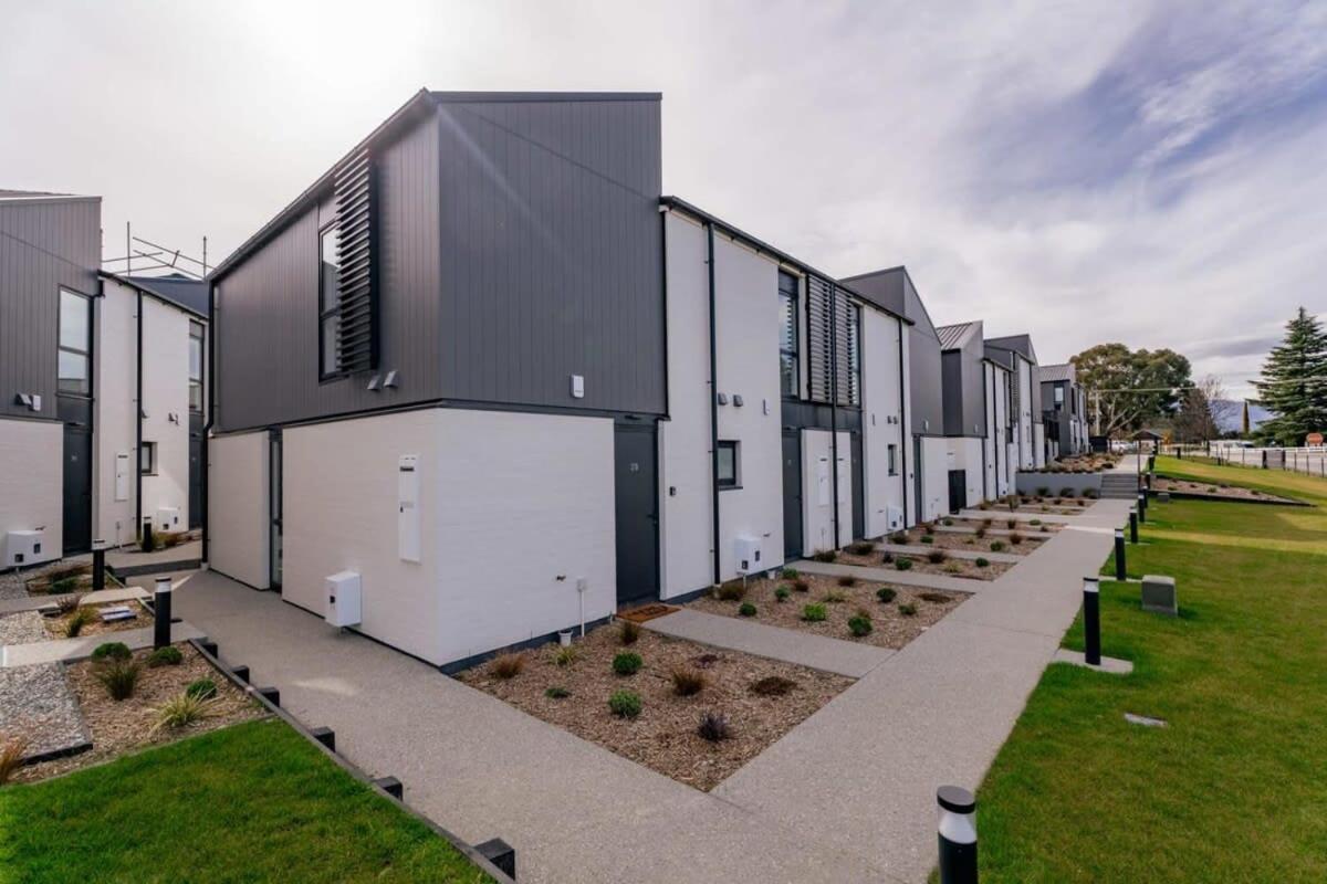Alps And Lake Retreat Wanaka Albert Town Exterior photo