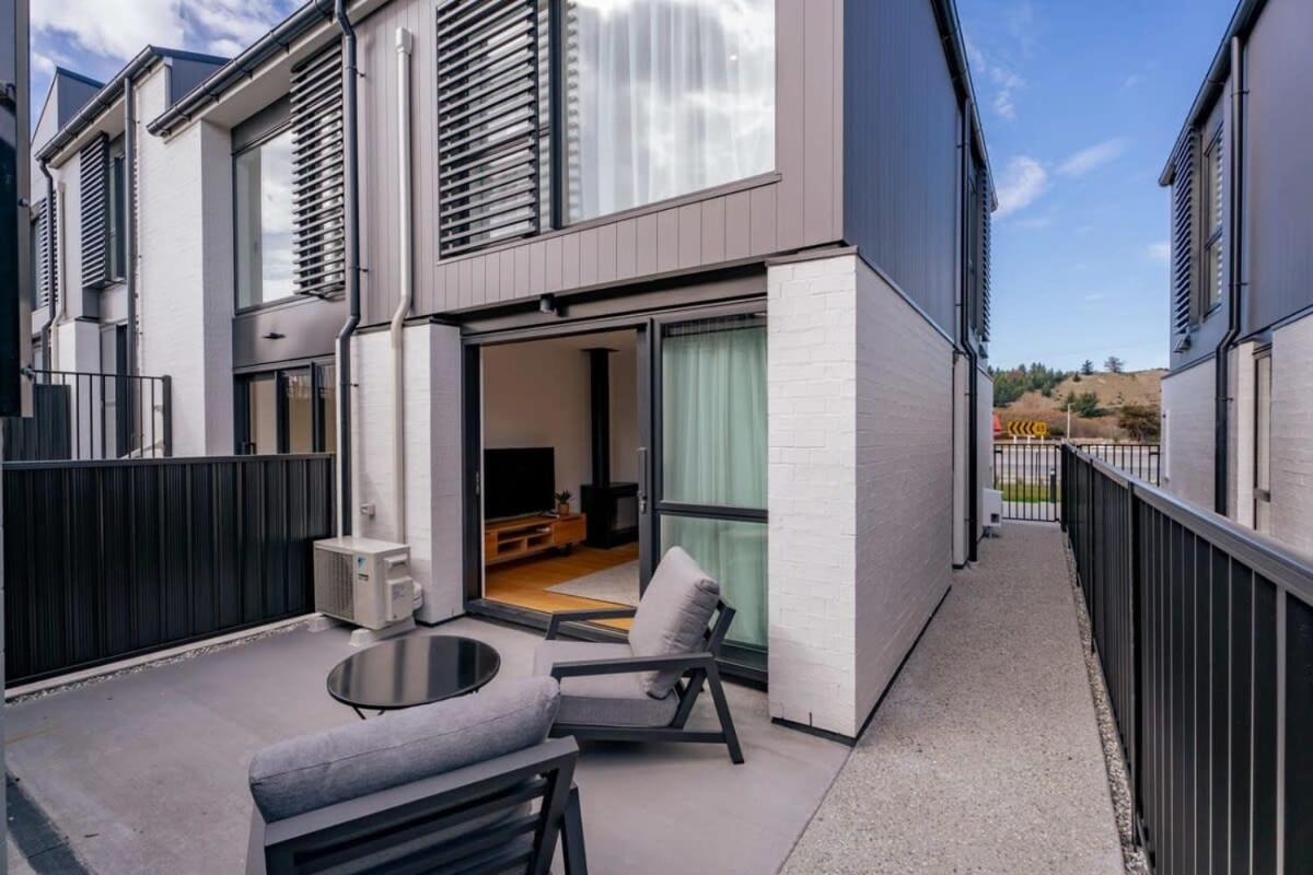Alps And Lake Retreat Wanaka Albert Town Exterior photo